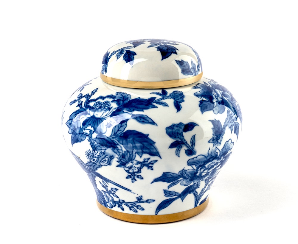 Pleasing Jar in Blue and White for House Decoration