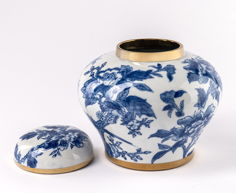 Pleasing Jar in Blue and White for House Decoration