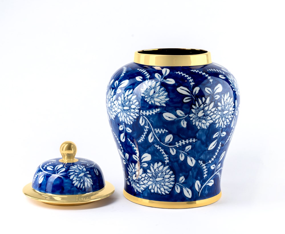 Modish Jar in Blue and White for Ideal House Decoration