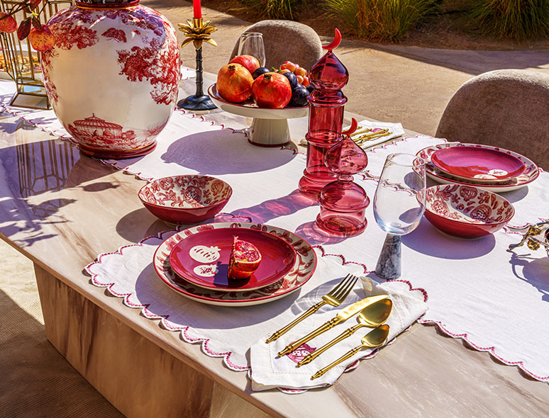 How_to_Arrange_Plates_on_a_Dining_Table